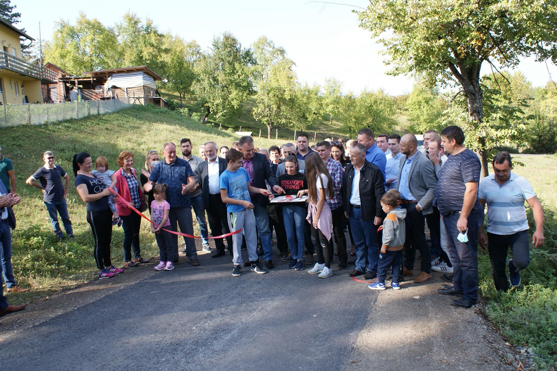 Grbavci i susjedna sela povezani putem s Gornjim Podgradcima