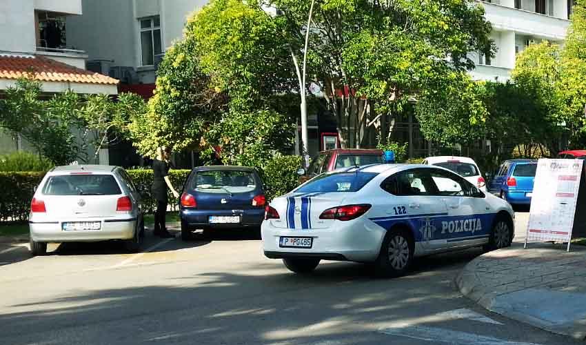 Pucao po vlasniku kafića, radnicima i policajcima