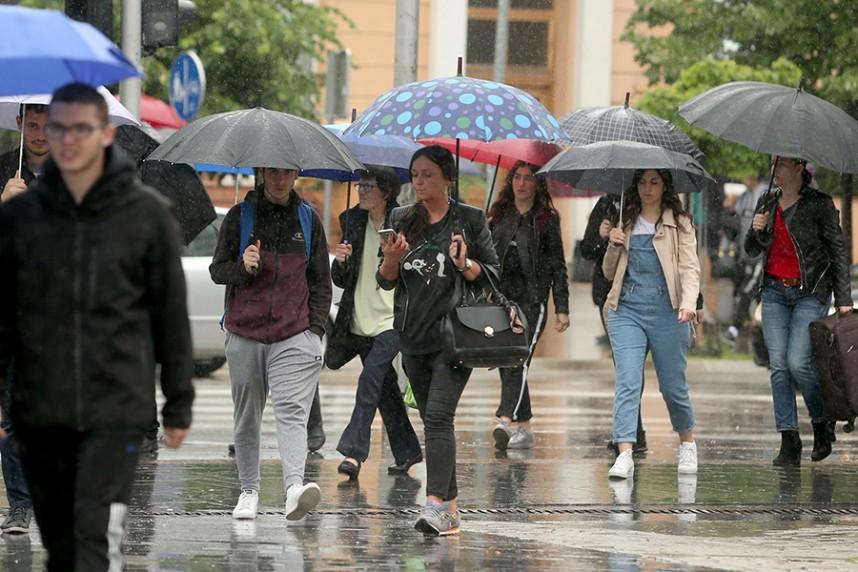 Očekuju se lokalni pljuskovi i jaki udari vjetra