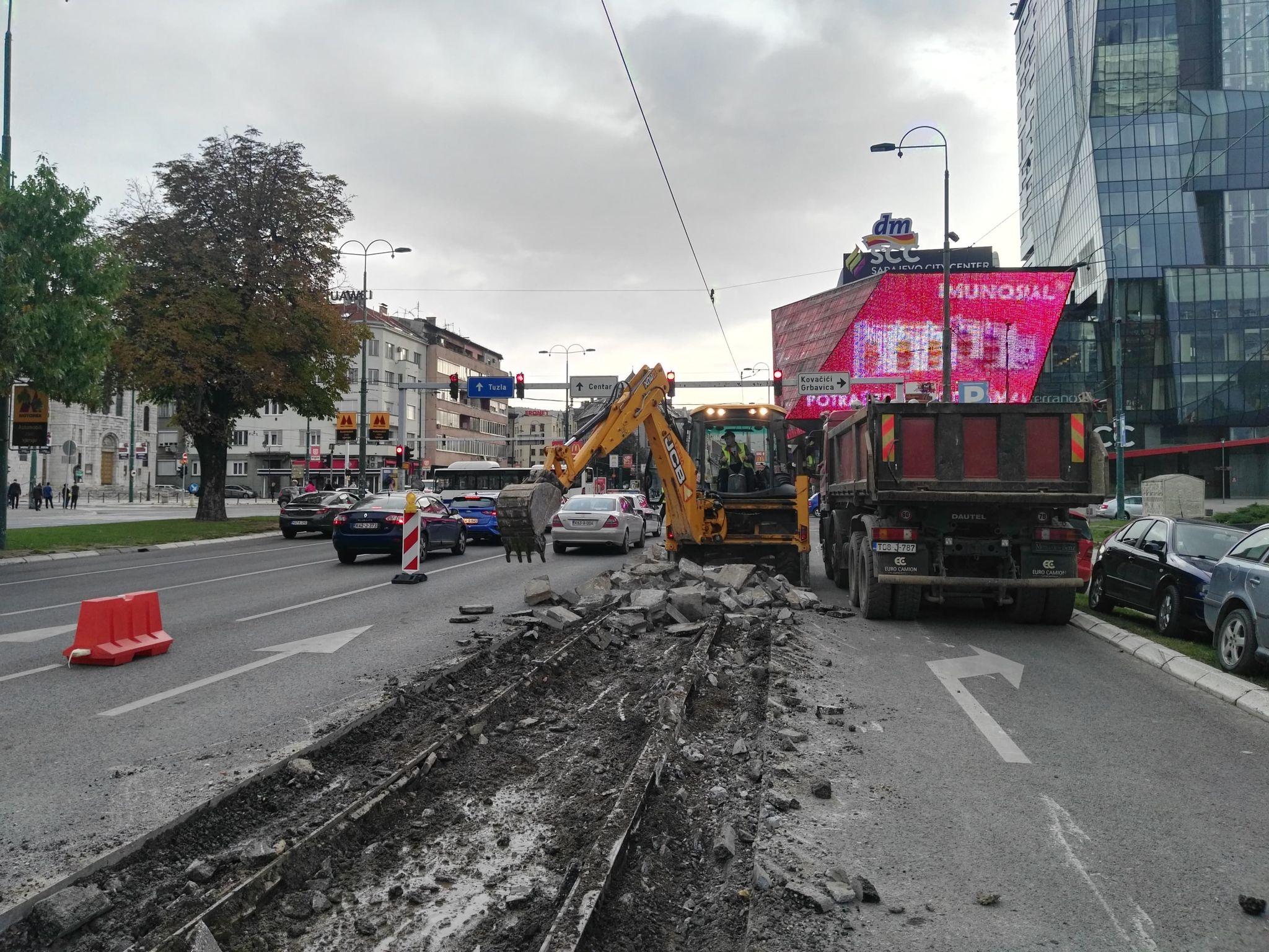 U kamione stavljaju stari asfalt - Avaz