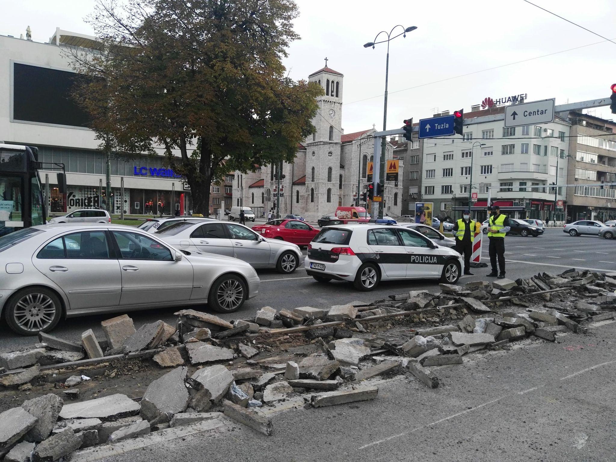 Policajci asistiraju vozačima - Avaz