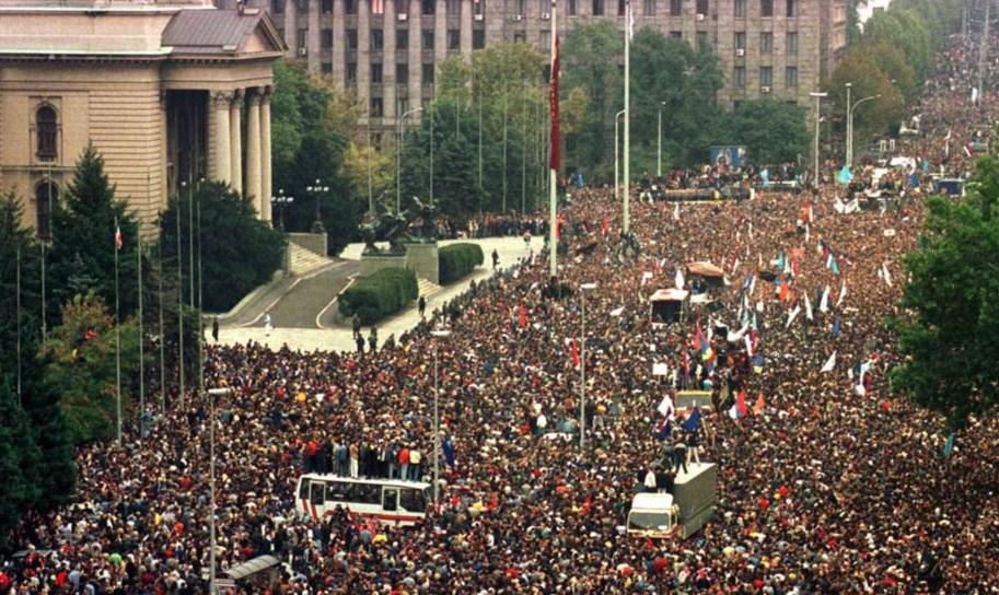 Demonstracije ispred Skupštine Srbije 2000. godine - Avaz