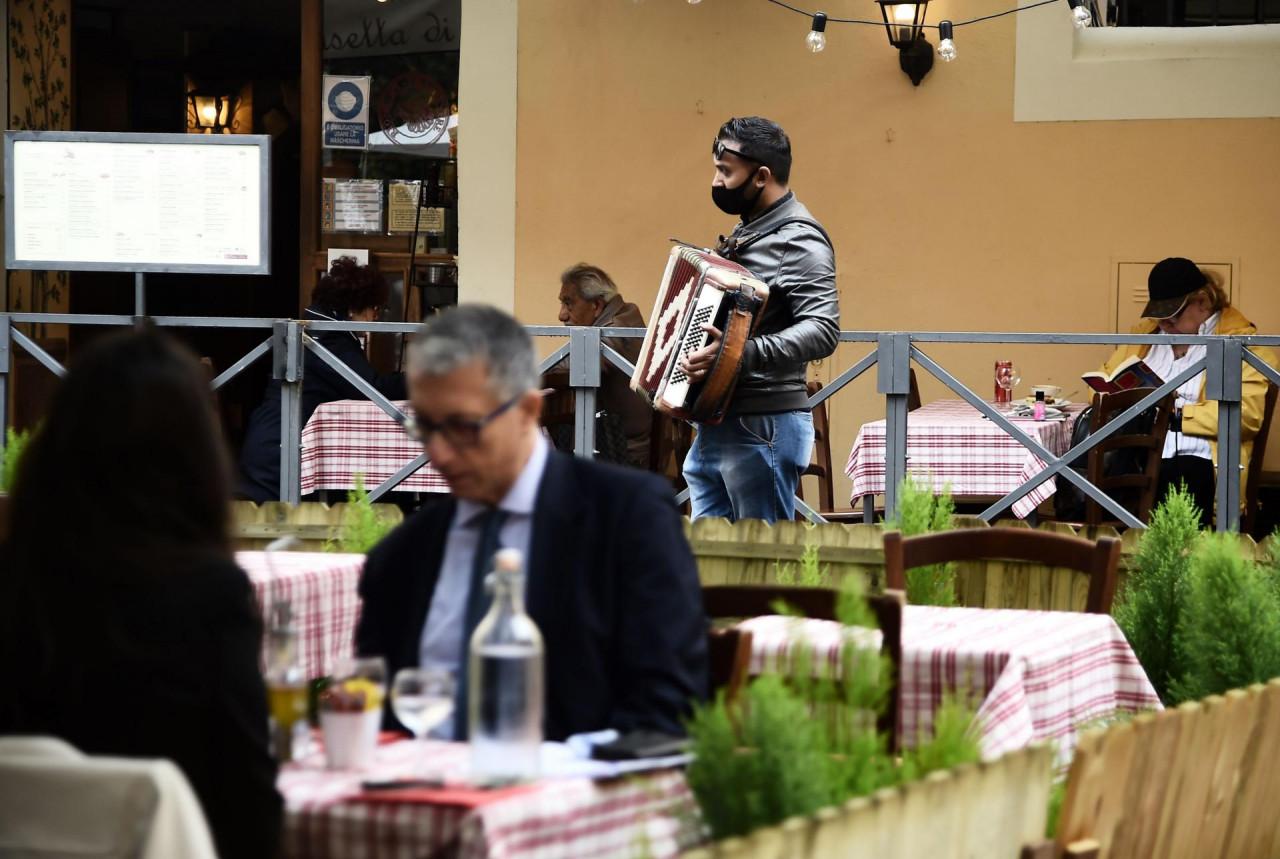 Domišljati vlasnici kafića u Italiji sjetili se kako izigrati vladine propise