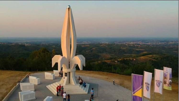 Ljiljan, spomenik svim braniteljima BiH u naseju Jasenica,na koti Bandera - Avaz