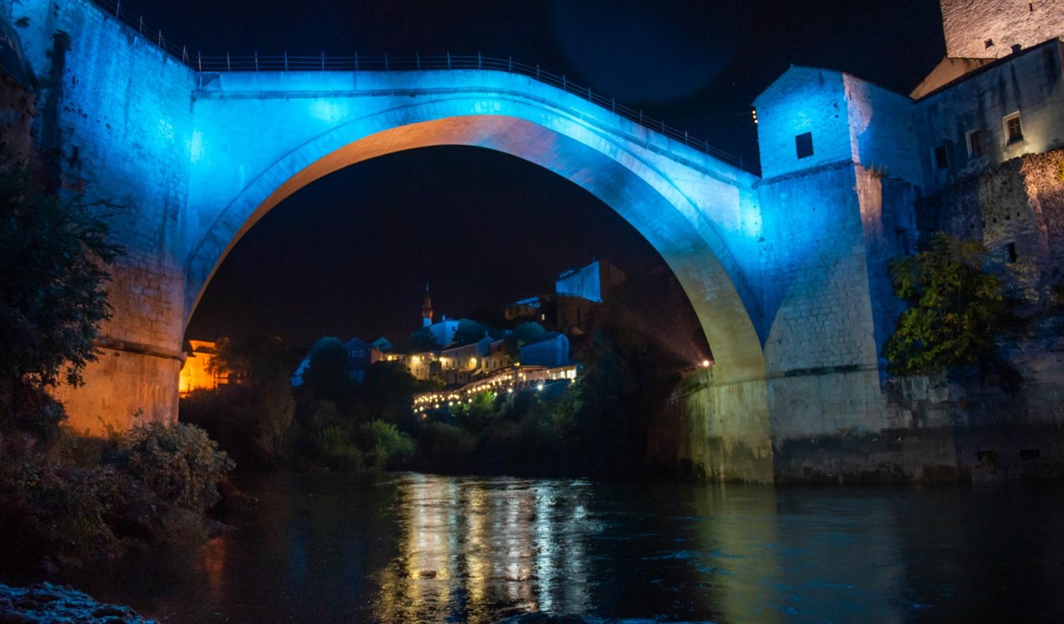 Osim Vijećnice, u plavoj boji i Stari most te Banski dvor