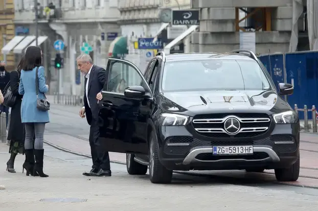 Bandić izlazi iz zamjenskog Mercedesa - Avaz