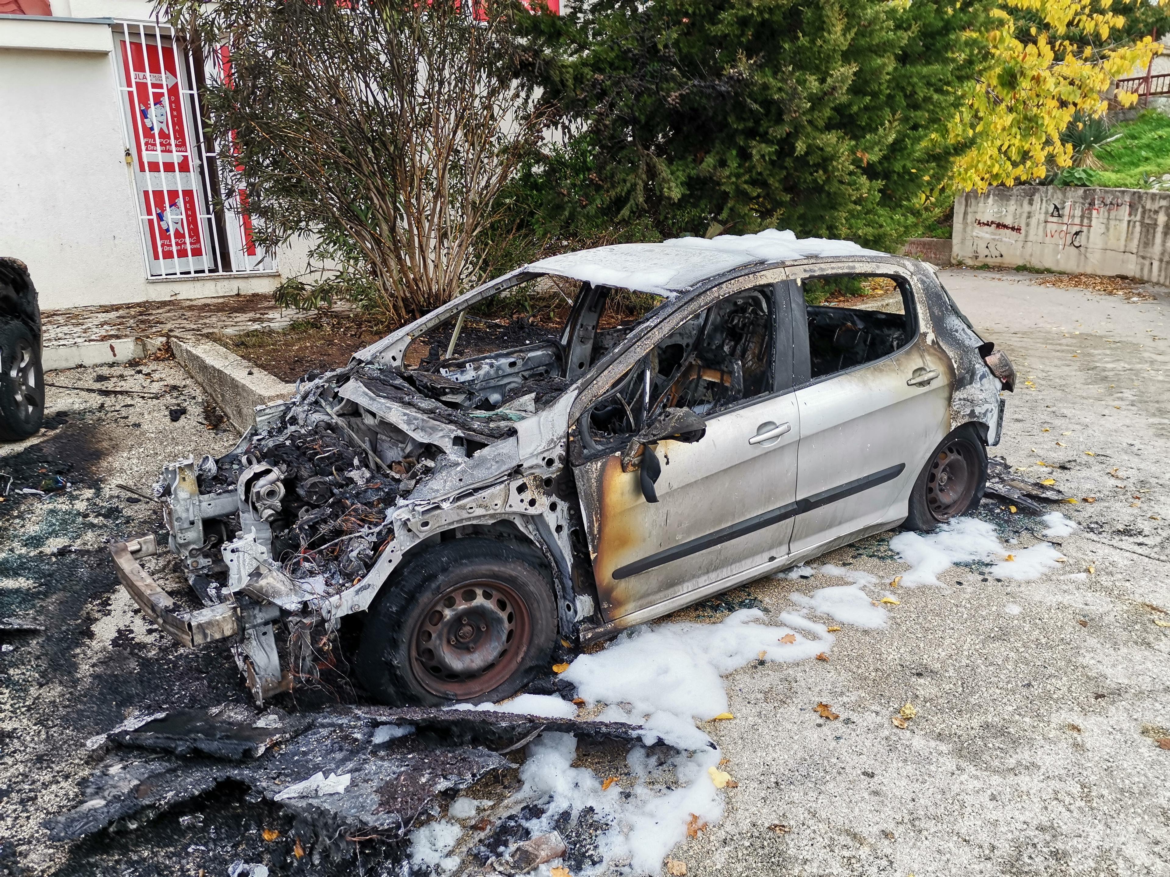 Ponovo gorjelo vozilo u Trebinju, policija radi uviđaj