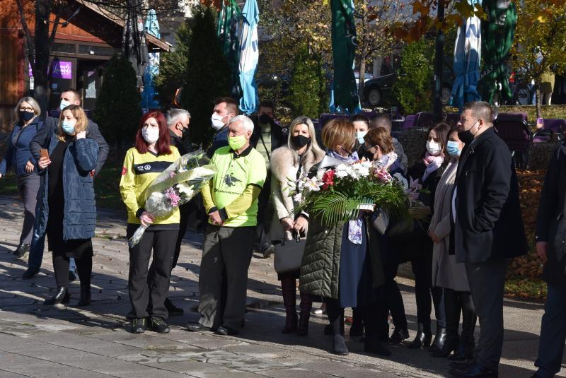 Na Alipašinom Polju u Sarajevu danas je položeno cvijeće na spomen-obilježje - Avaz