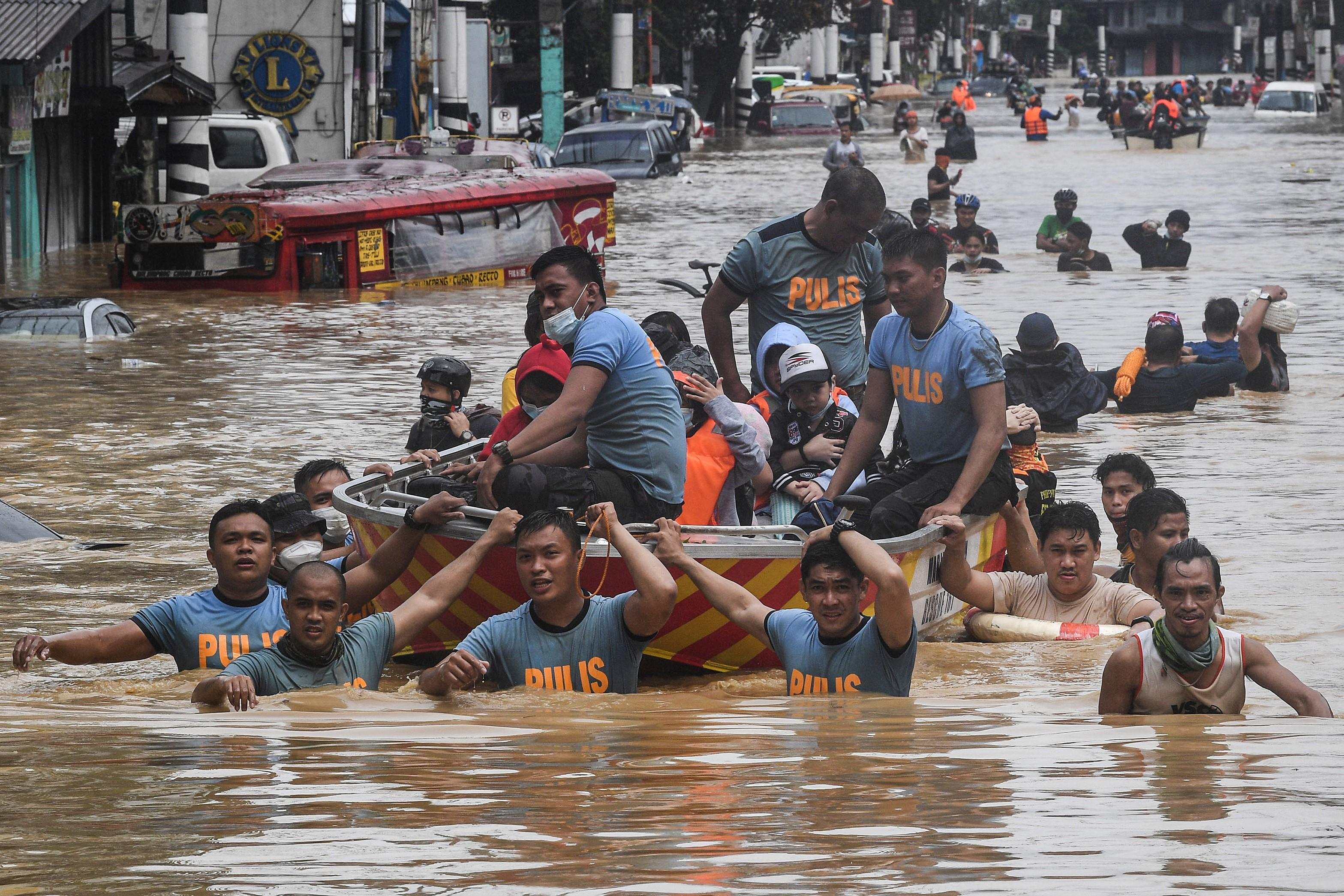 Tajfun pogodio Filipine, zbog visoke vode stanovnike spašavali čamcima