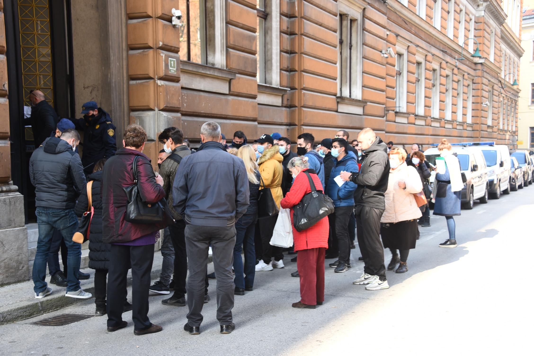 Velike gužve ispred Općinskog i Kantonalnog suda u Sarajevu