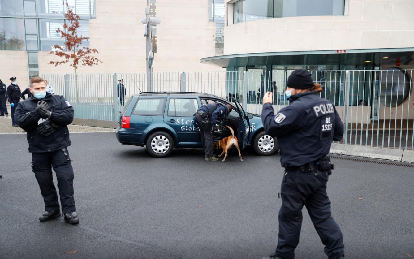 Car crashes into gate of Merkel's office