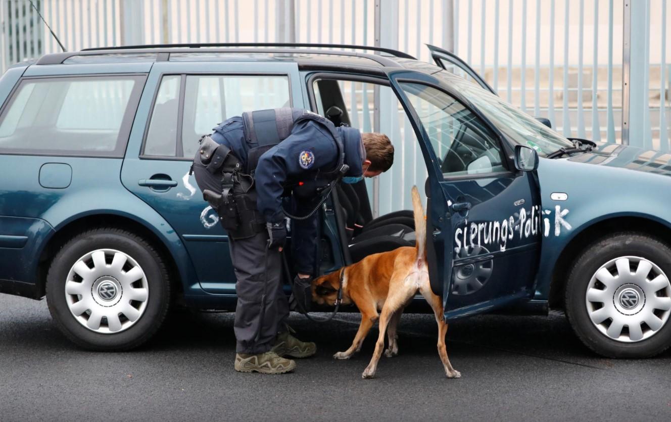 A car crash into the gate of the office of German Chancellor Angela Merkel in Berlin - Avaz