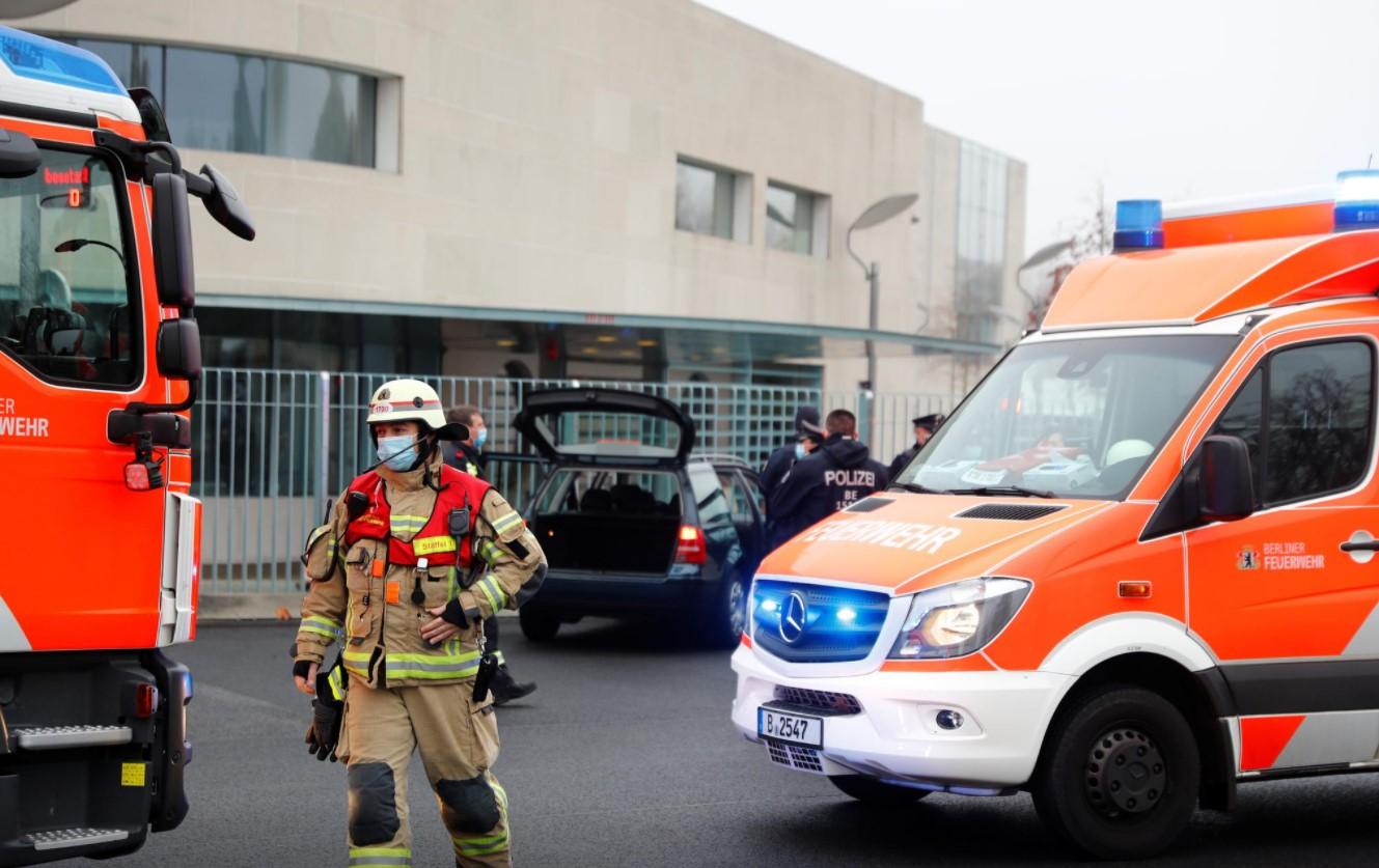 A car crash into the gate of the office of German Chancellor Angela Merkel in Berlin - Avaz