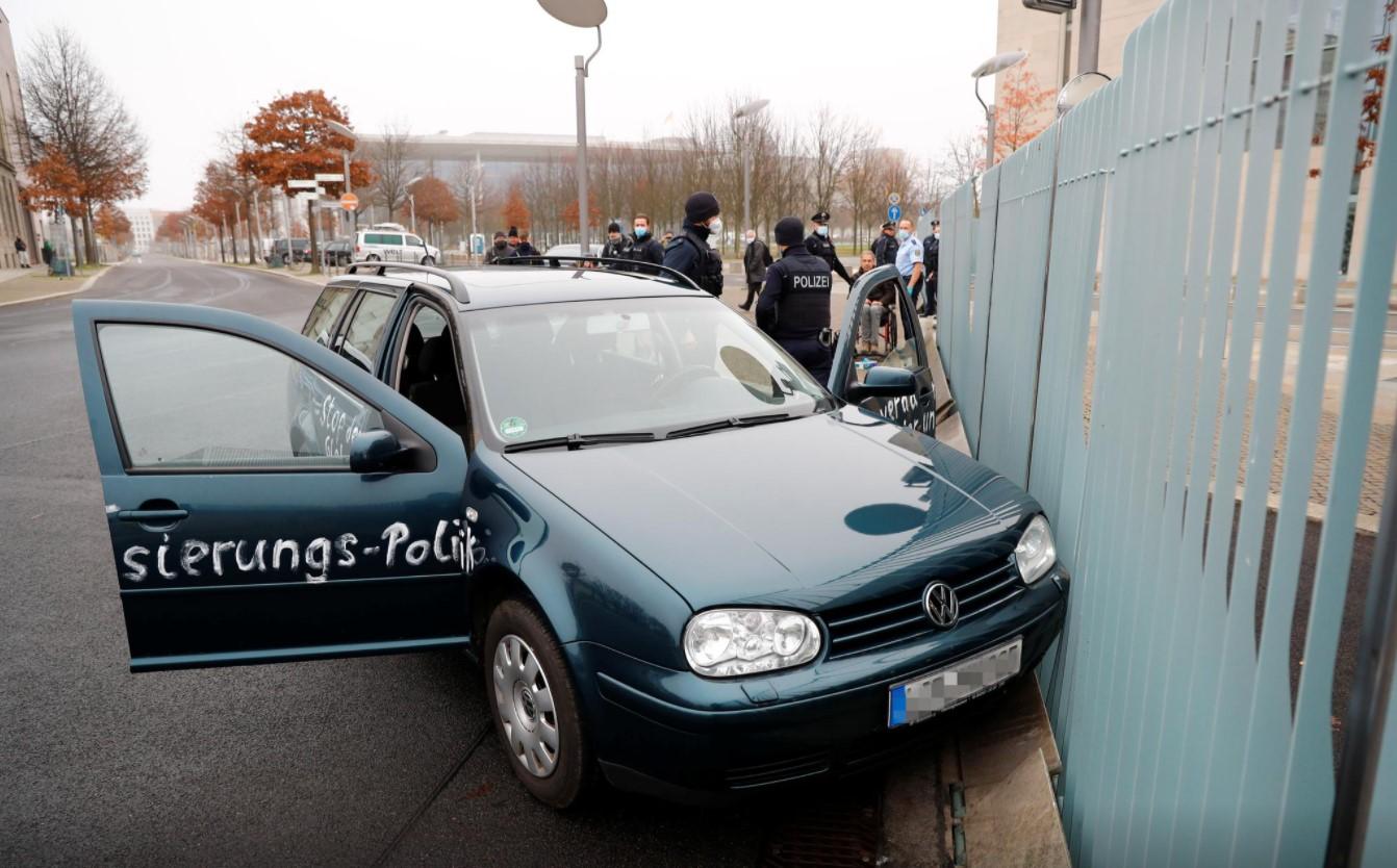 A car crash into the gate of the office of German Chancellor Angela Merkel in Berlin - Avaz