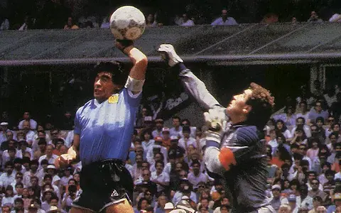 Trenutak kada Maradona rukom postiže gol Englezima - Avaz