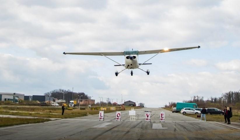 Biznismen iz Tuzle sletio avionom i zaprosio djevojku, odmah je rekla "DA"