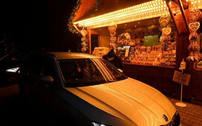 People visit with their cars a drive in Christmas market in Landshut, southern Germany - Avaz