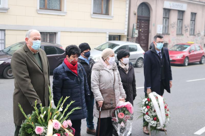 Na mjesto masakra cvijeće su položile i delegacije Unije civilnih žrtava rata KS, Grada Sarajevo i Općine Centar - Avaz