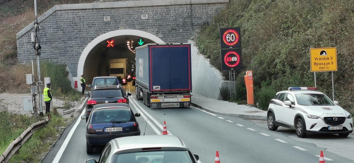 Teška nesreća u Vranduku: Vozač Golfa iz Tešnja zadobio povrede opasne po život