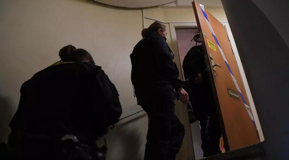 Police technicians enter the apartment in a Stockholm suburb where the mother is suspected of keeping her son for 28 years - Avaz