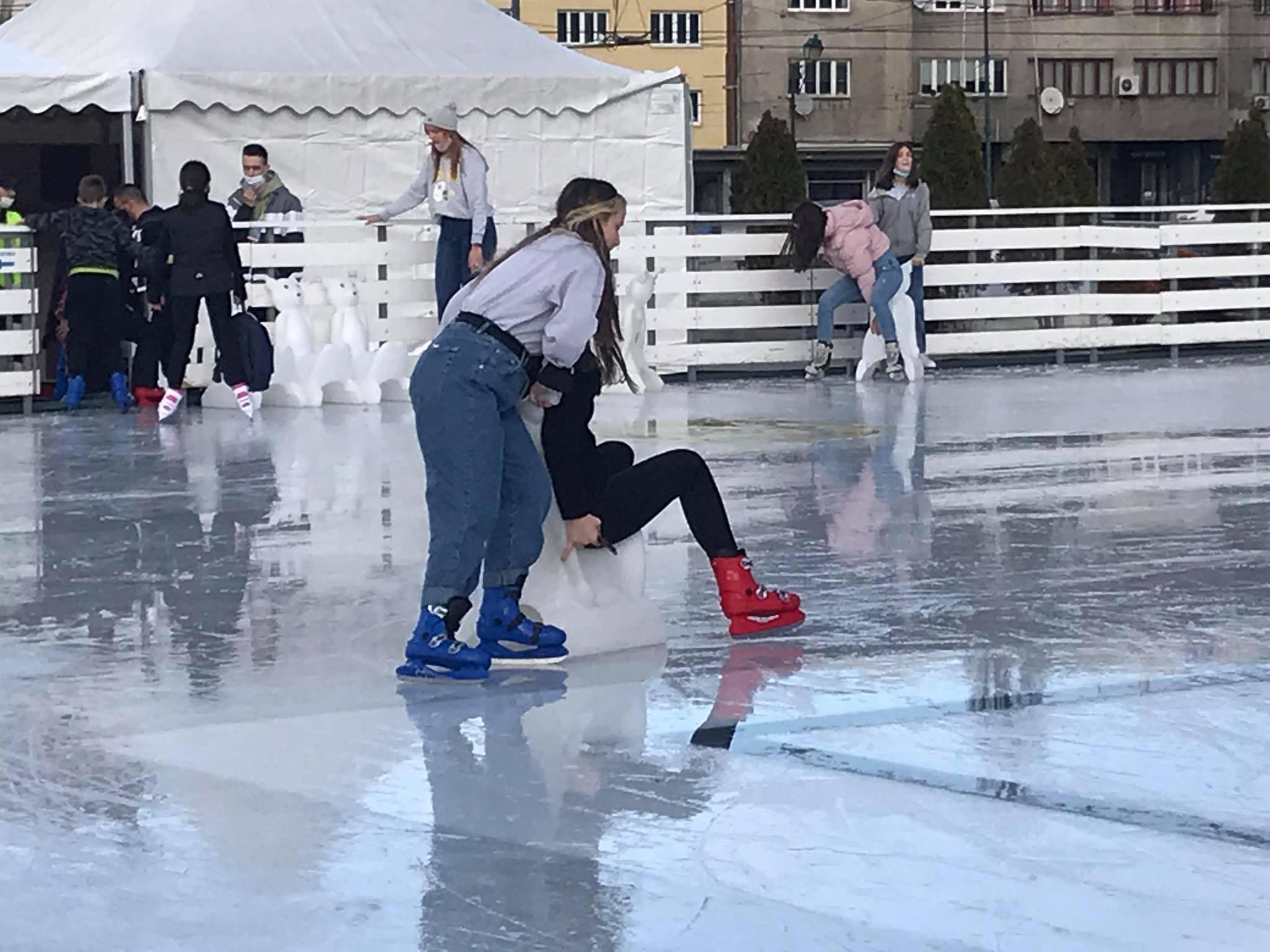 Velika ledena ploha na otvorenom - Avaz