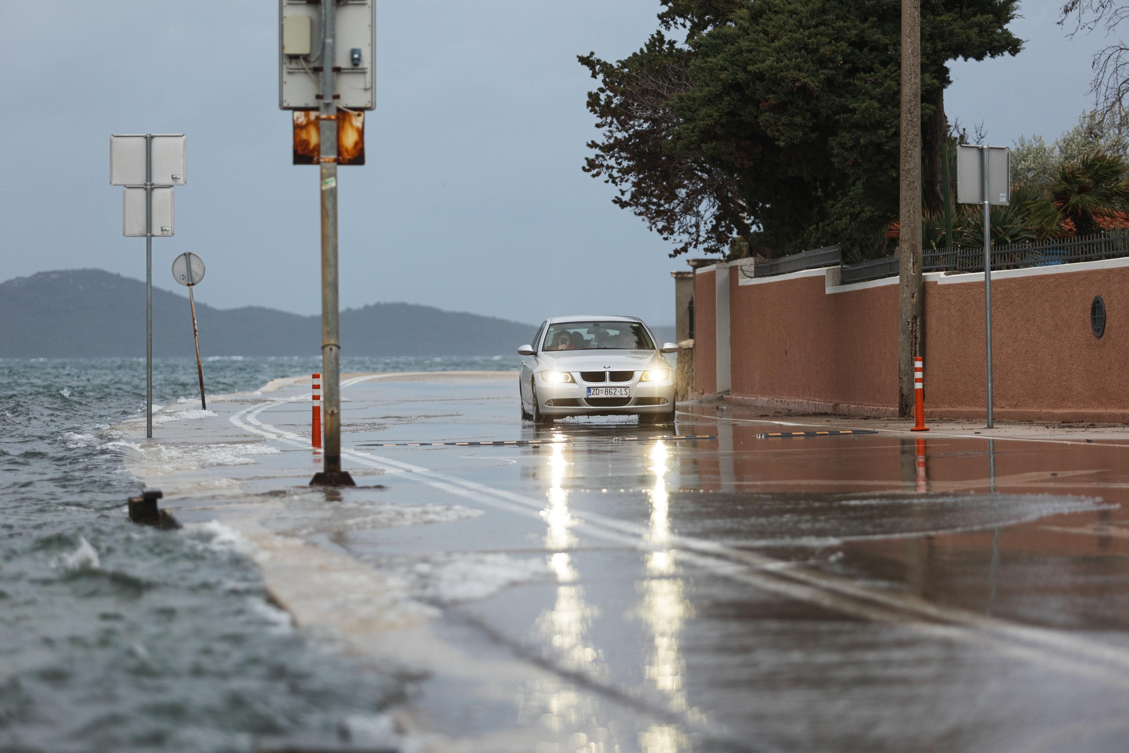 Narandžasti meteoalarm za Jadran, zbog oluje u prekidu brojne brodske linije