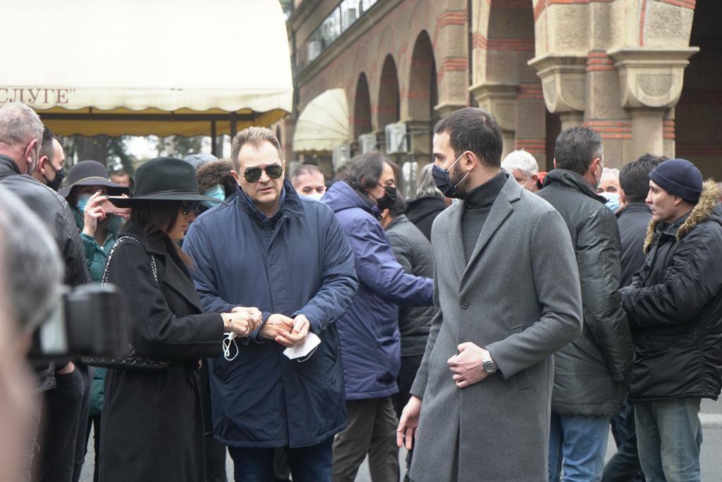 Stotine prijatelja i članova porodice oprostilo se od velikog pjevača - Avaz