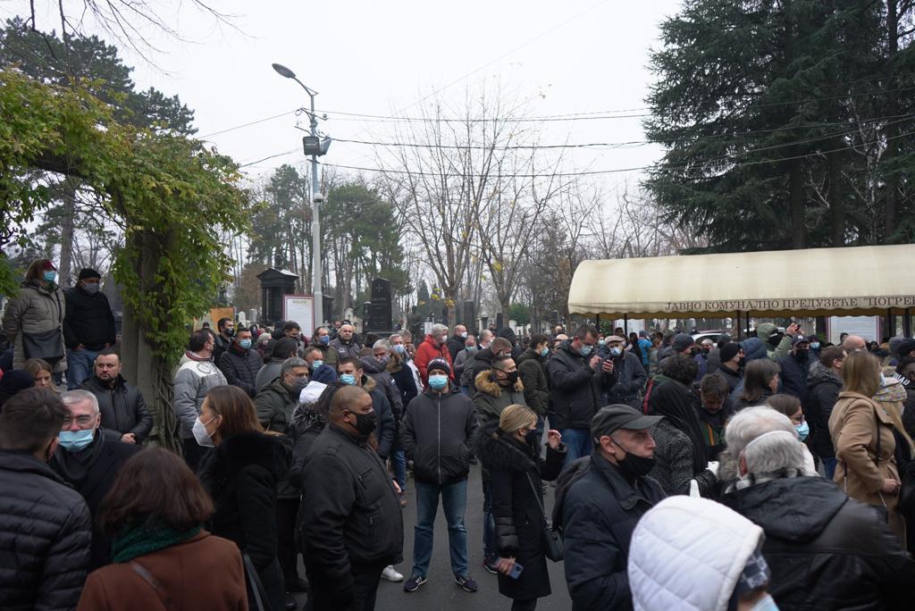 Stotine prijatelja i članova porodice oprostilo se od velikog pjevača - Avaz