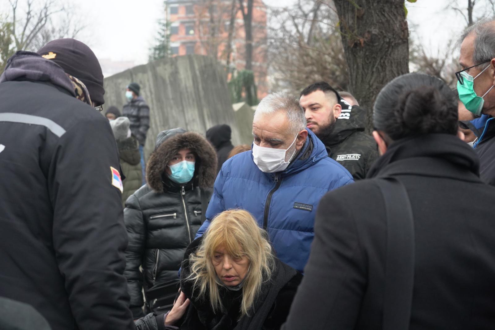 Stotine prijatelja i članova porodice oprostilo se od velikog pjevača - Avaz