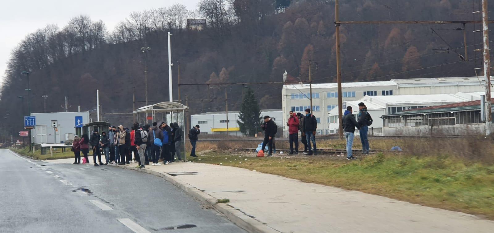 U Blažuju grupa od 30 migrnata čeka autobus za Ilidžu - Avaz