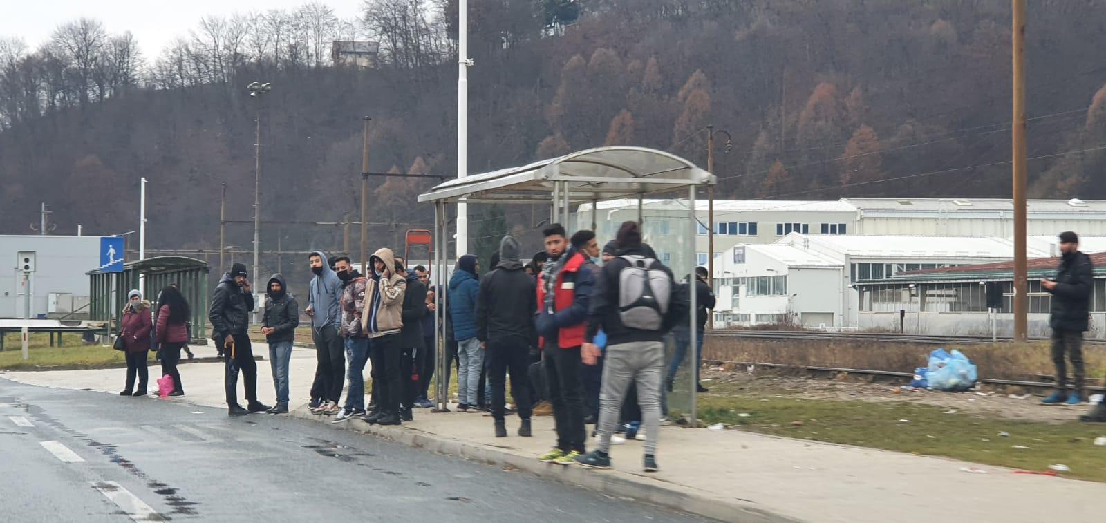 U Blažuju grupa od 30 migranata čeka autobus za Ilidžu