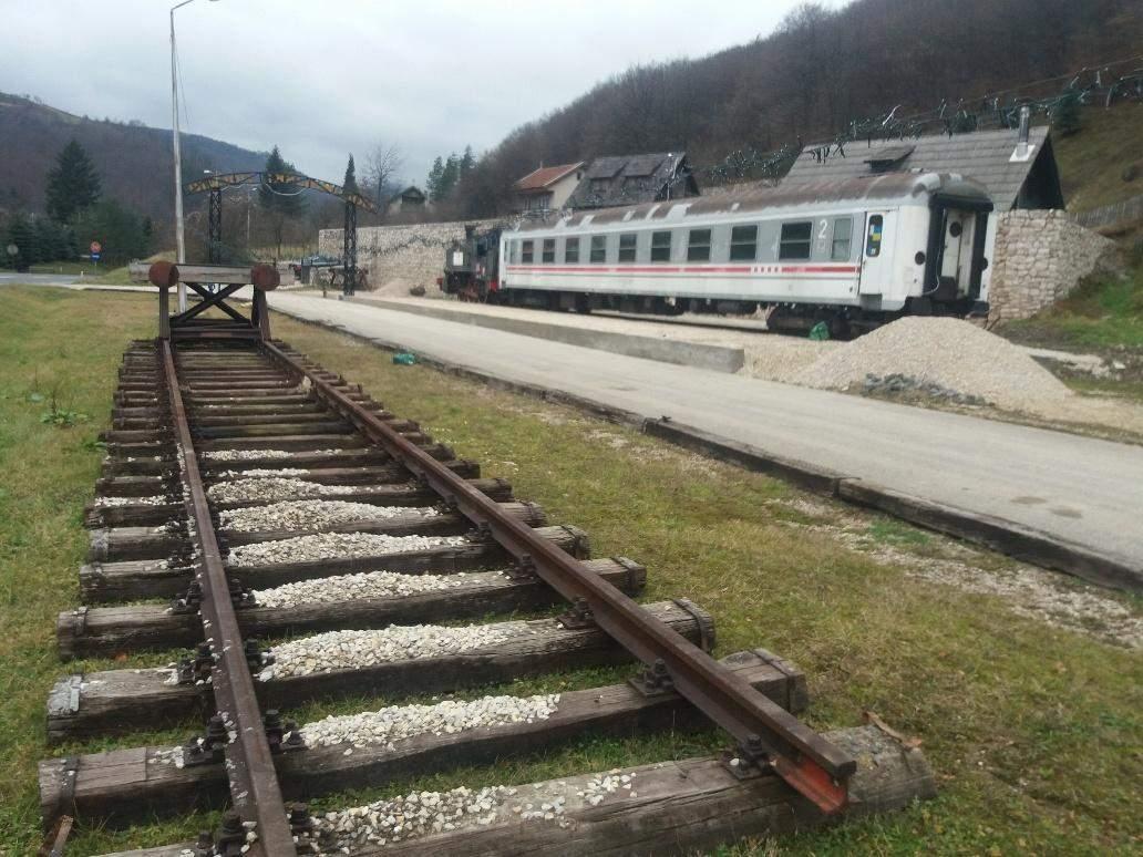 U čast svog djeda na imanju gradi željezničku stanicu