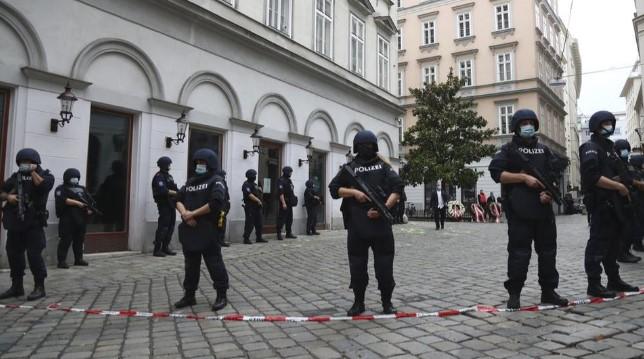 Police officers guard the scene in Vienna, Austria on November 3, 2020. - Avaz