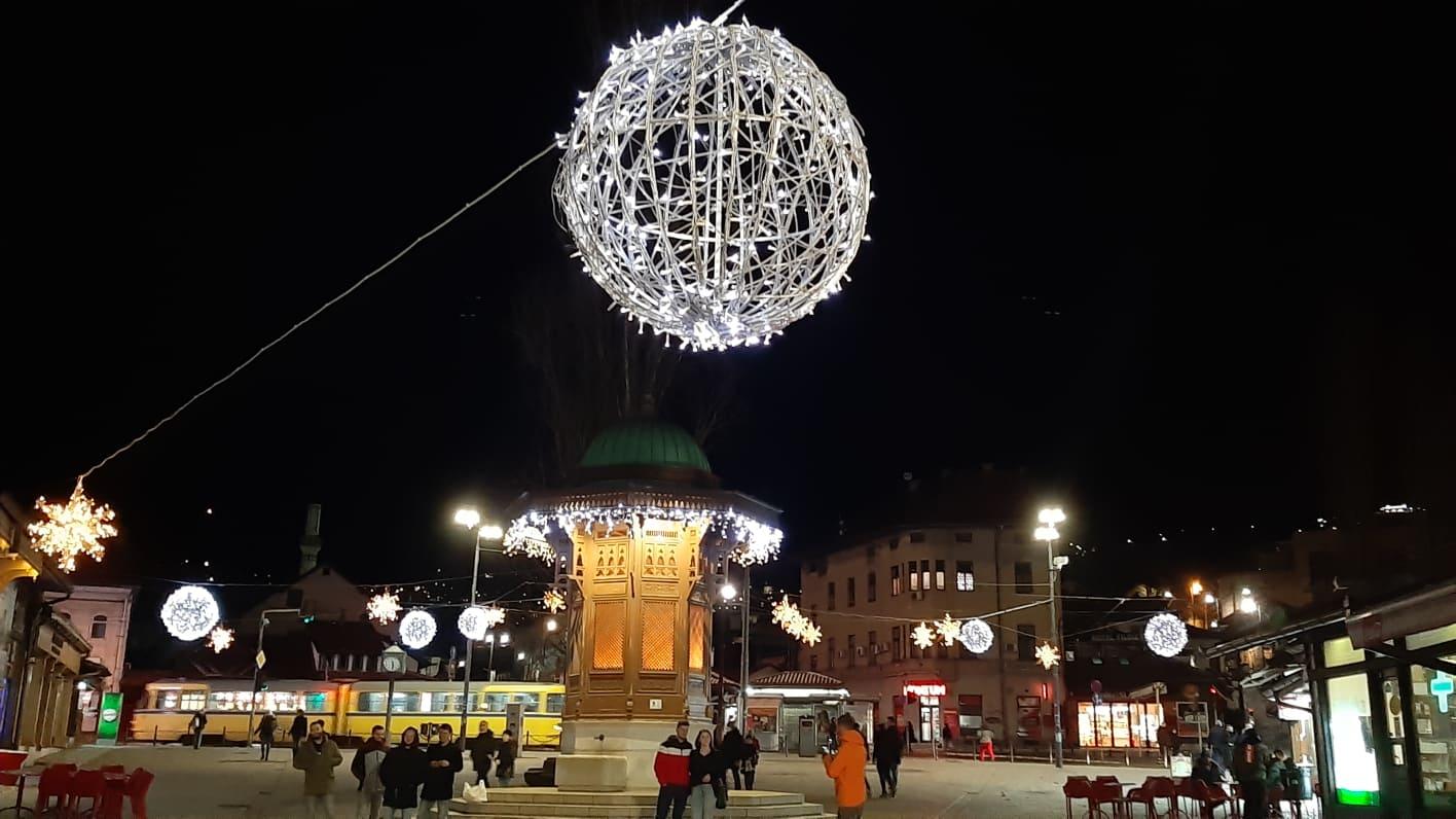 Sarajevo okićeno, šetači na ulicama, praznična atmosfera