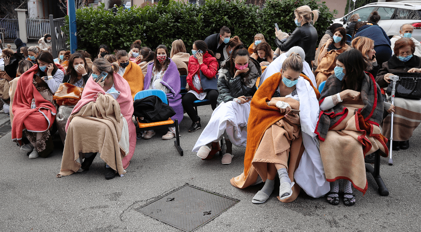 Shocking scenes in front of the hospital in Zagreb: In pajamas, patients are holding babies in their arms, wrapped only in blankets