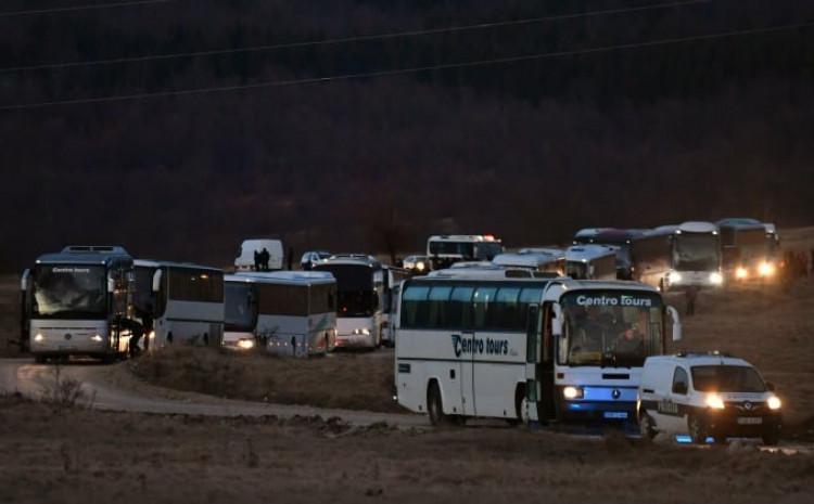 Migranti iz "Lipe" i dalje u autobusima čekaju polazak