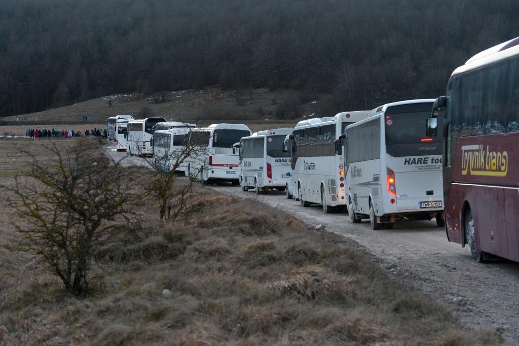 Vozači autobusa s migrantima su iscrpljeni, gladni i plaše se za svoje živote