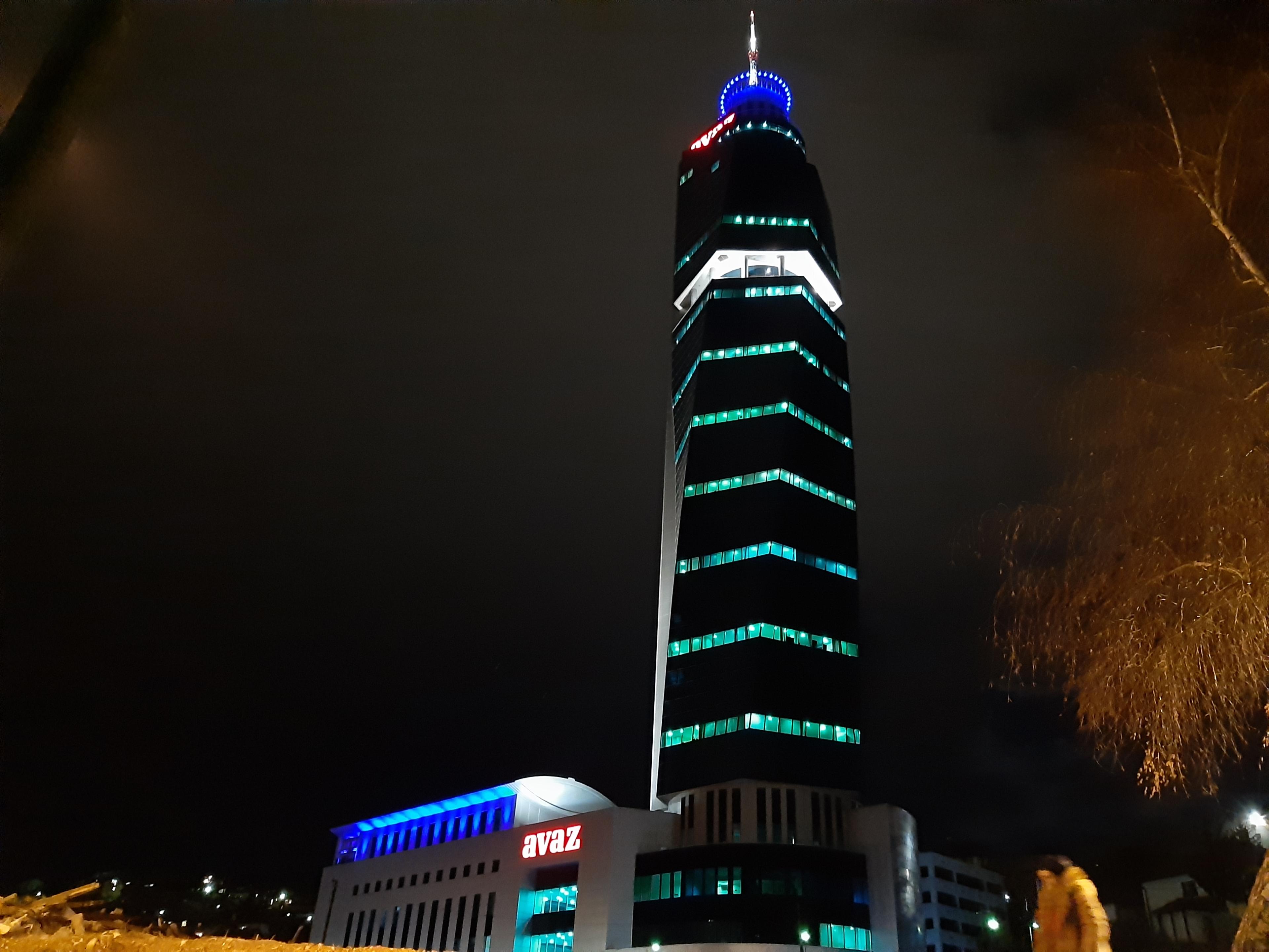 "Avaz Twist Tower" u plavoj boji - Avaz