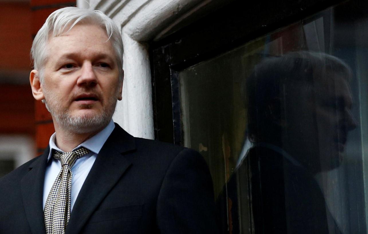 WikiLeaks founder Julian Assange makes a speech from the balcony of the Ecuadorian Embassy, in central London, Britain February 5, 2016. - Avaz