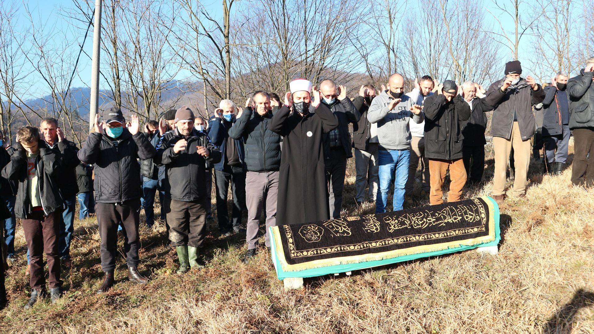 Klanjana dženaza Hanifi Đogaz, nije mrzila iako su joj u genocidu ubili troje djece i muža