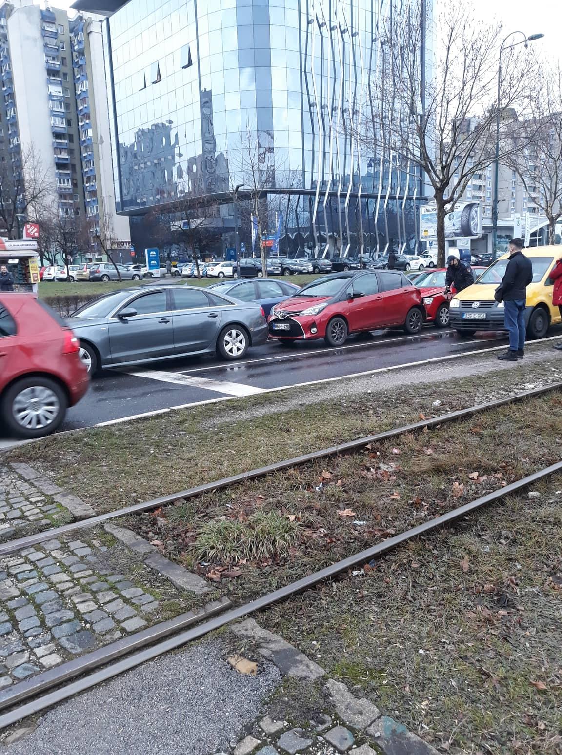 Sudar tri vozila na Alipašinom Polju, usporen saobraćaj