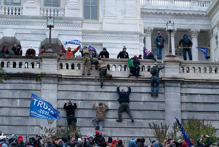 Mlađem muškarcu se bore za život, penjao se na zgradu Kongresa, pao sa visine od 30 metara