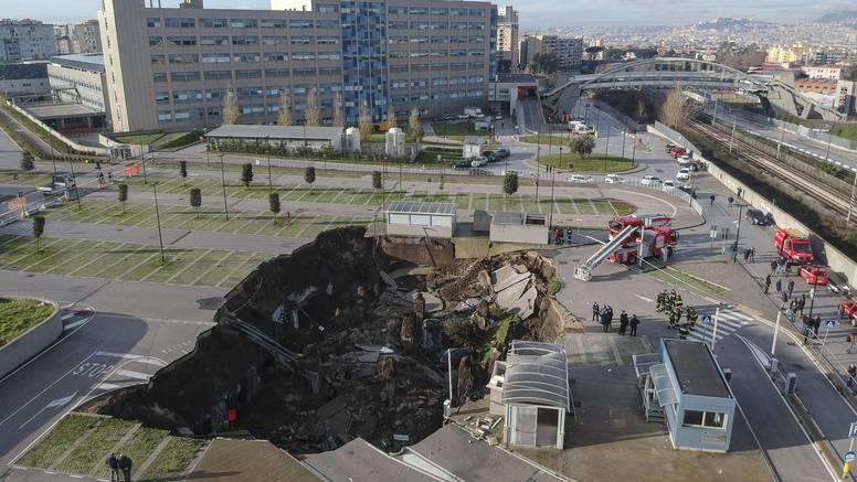 Mediji navode da je rupa duboka 20 metara - Avaz