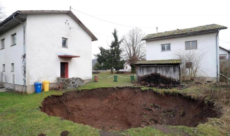 Nakon razornog zemljotresa u Petrinji: Stvaraju se rupe u selu Mečenčani, najveća je prečnika 15 metara