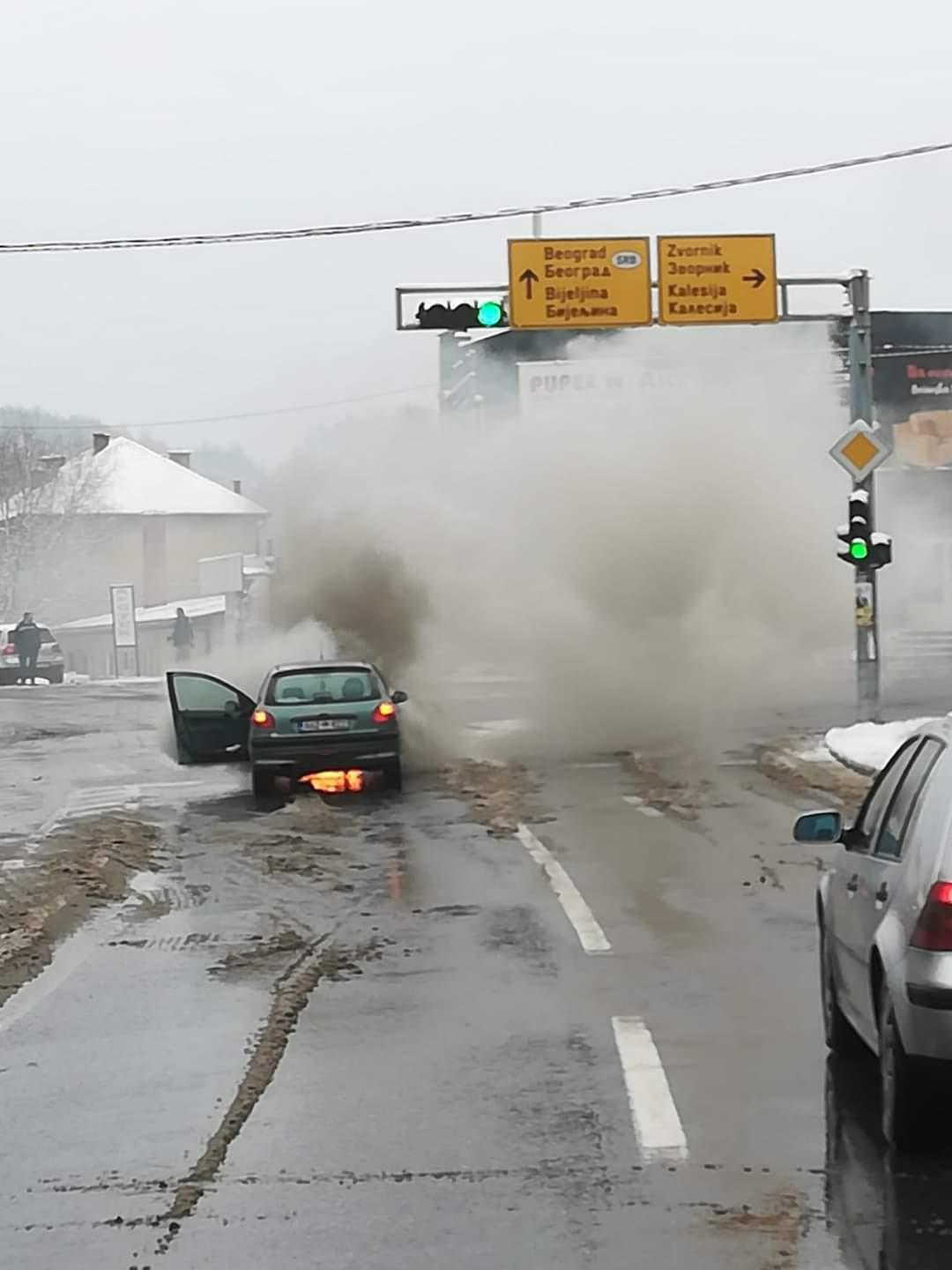 Zapaljen automobil - Avaz