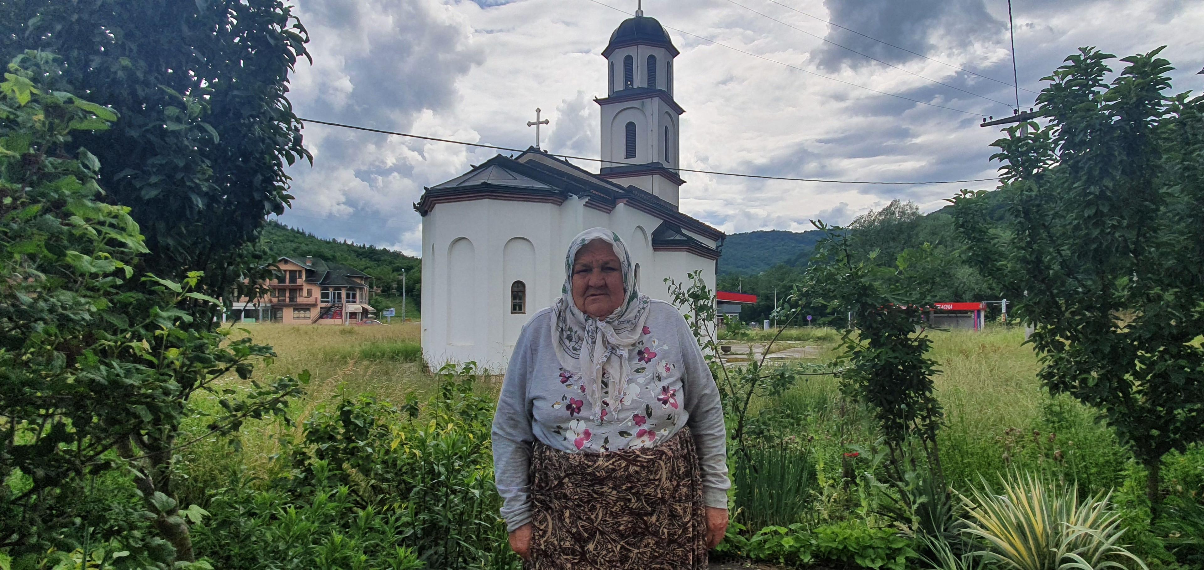 Nana Fata Orlović ispred crkve u svom dvorištu - Avaz