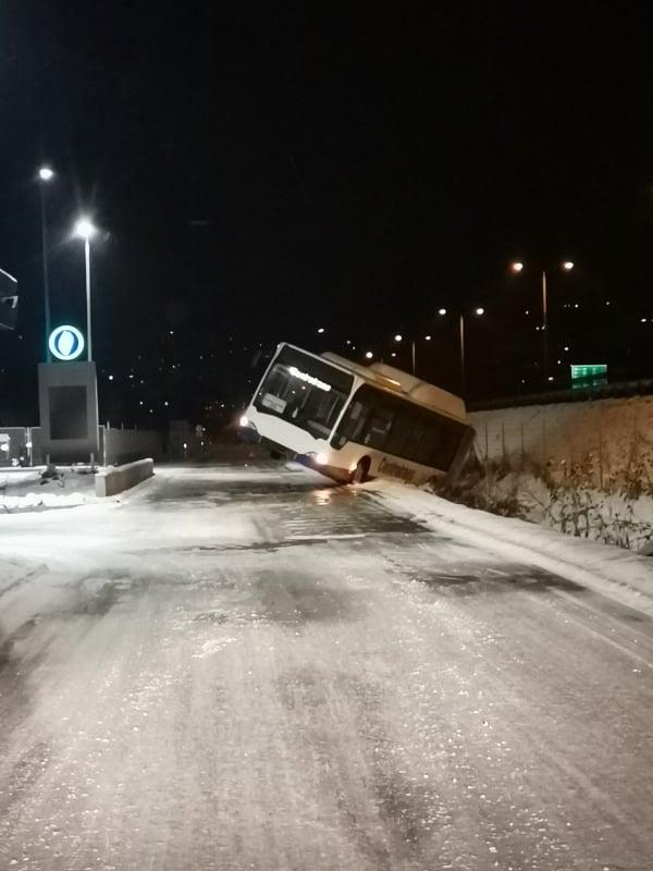 Autobus sletio s kolovoza u Butilama kod Sarajeva