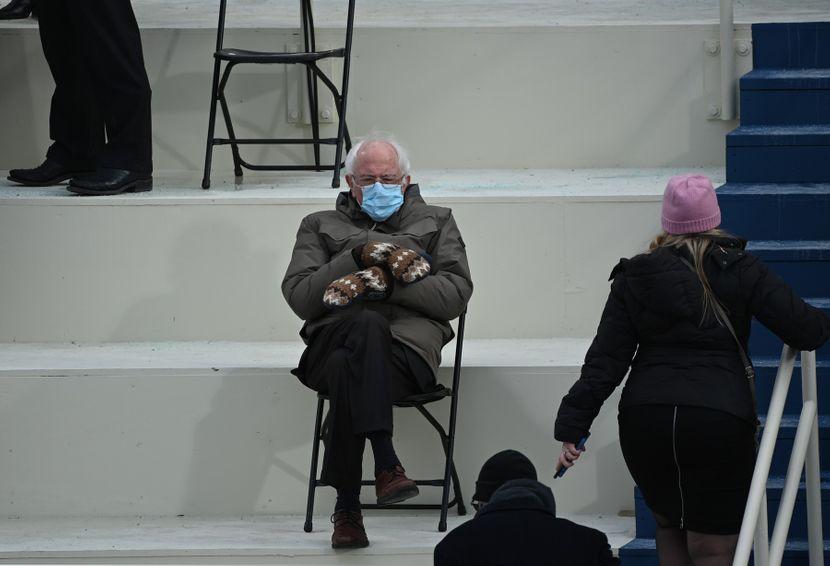 Sanders na inauguraciji prekrtenih ruku, s rukavicama u prvom planu - Avaz