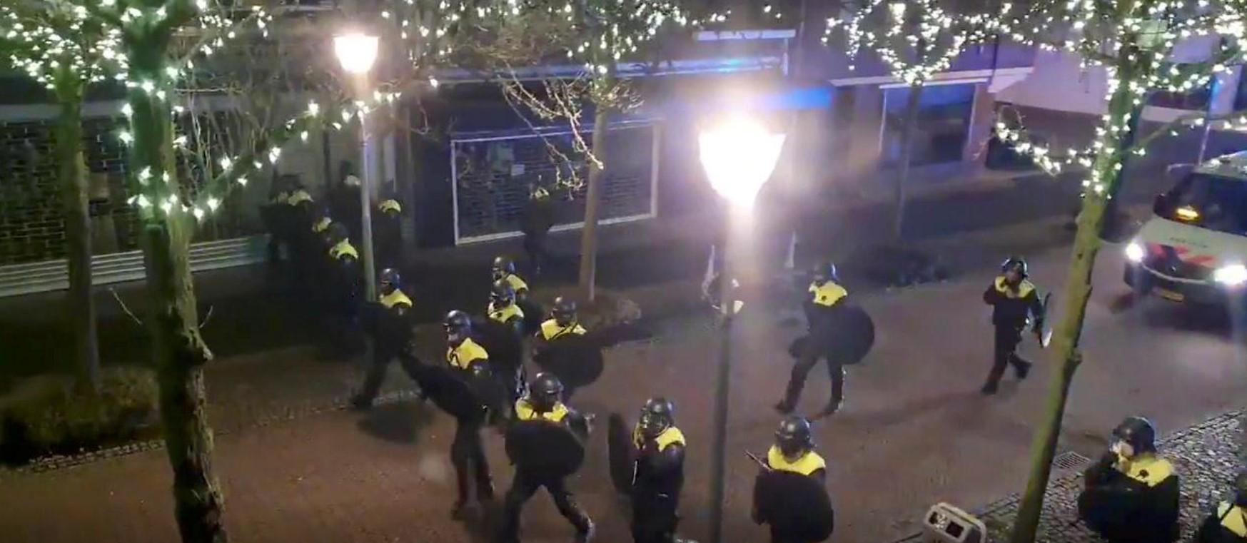 Police officers and vehicles arrive to disperse people from the site of one of the coronavirus disease (COVID-19) curfew protests in Geleen, Netherlands January 25, 2021. - Avaz