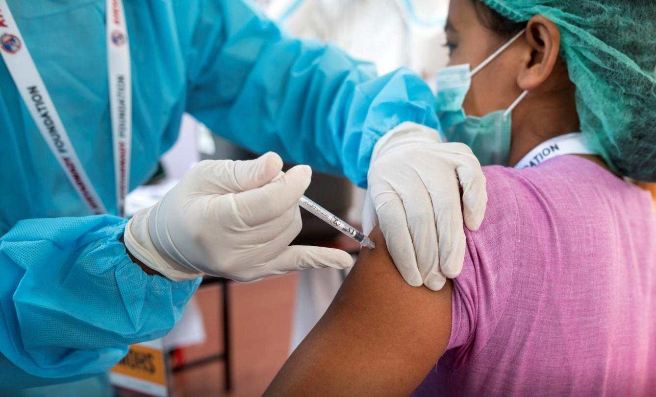 A medical worker receives the AstraZeneca's COVISHIELD coronavirus disease (COVID-19) vaccine in Yangon, Myanmar, after the country received 1.5 million doses of the vaccine manufactured by the Serum Institute of India, January 27, 2021. - Avaz